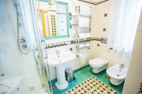 Deluxe Double Room, 1 Double Bed, Non Smoking, Mountain View | Bathroom | Shower, rainfall showerhead, free toiletries, hair dryer