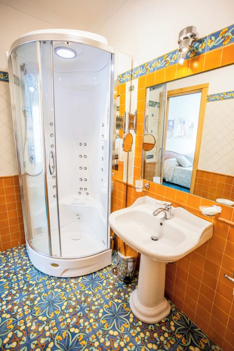 Deluxe Double Room, 1 Double Bed, Non Smoking, Mountain View | Bathroom | Shower, rainfall showerhead, free toiletries, hair dryer