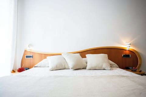 Deluxe Double Room, 1 Double Bed, Non Smoking, Mountain View | Premium bedding, memory foam beds, minibar, in-room safe