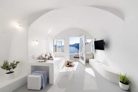 Suite (Cave, Plunge Pool Heated) | In-room safe, desk, free WiFi, bed sheets