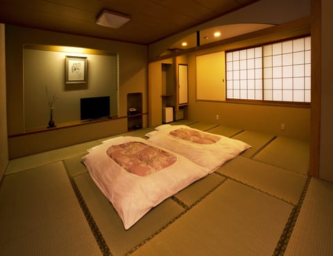 Basic Twin Room | In-room safe, desk, iron/ironing board