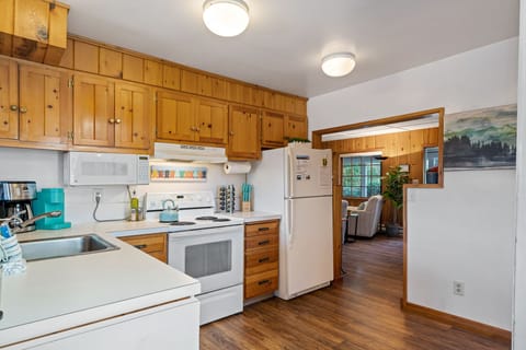 The well-equipped kitchen has all that you will need to cook at home!