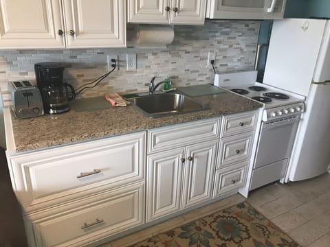 Kitchen w/ Pot Pan drawers