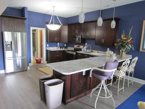 Bottom floor full kitchen
