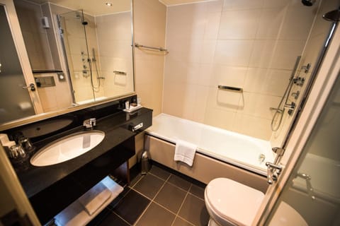 Combined shower/tub, free toiletries, hair dryer, towels