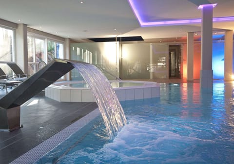 Indoor pool, sun loungers