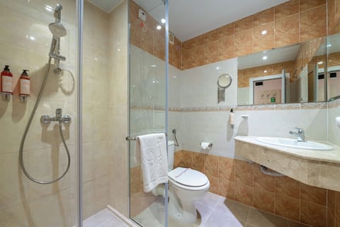 Standard Double or Twin Room, Balcony, Park View | Bathroom | Shower, towels