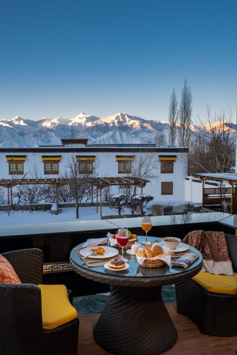 3 restaurants; breakfast, lunch, dinner, and brunch served