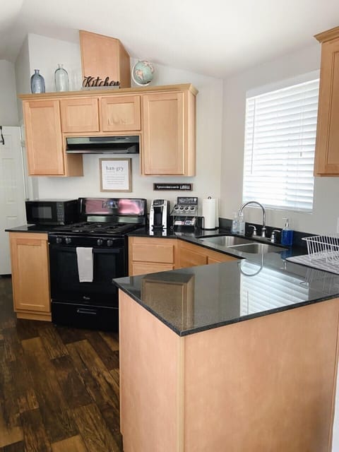 Cabin 7- tamarak | Private kitchen | Fridge, microwave, coffee/tea maker, cookware/dishes/utensils