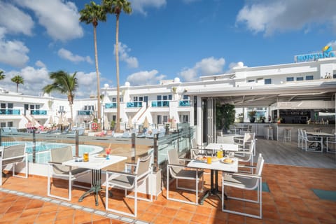 Daily cooked-to-order breakfast (EUR 20 per person)