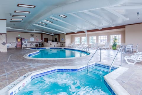 Indoor pool, sun loungers