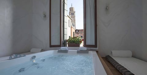Royal Condo, Annex Building (Wellness 705 40mt dall'hotel LOC09472) | Private spa tub
