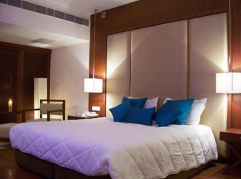 Deluxe Room, 1 Double Bed | Minibar, in-room safe, desk, soundproofing