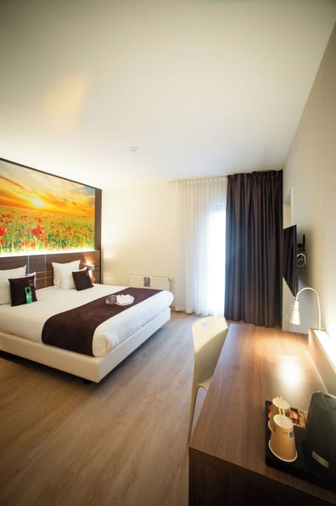 Business Apartment | In-room safe, desk, laptop workspace, blackout drapes