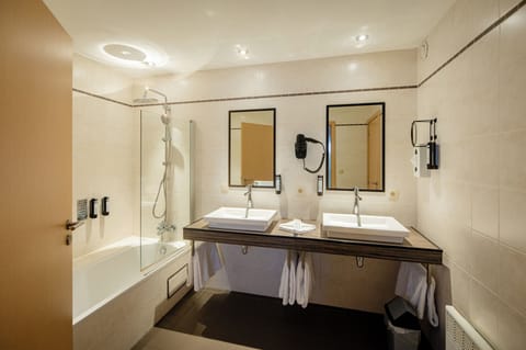 Junior Suite | Bathroom | Combined shower/tub, free toiletries, hair dryer, towels
