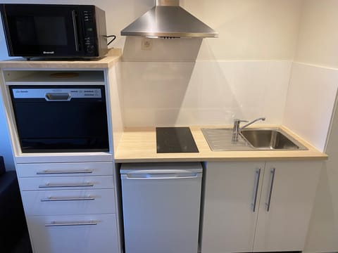 Business Apartment | Private kitchenette | Coffee/tea maker, electric kettle