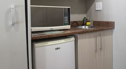 Studio (Self Catering) | Private kitchenette | Electric kettle