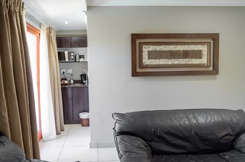 Executive Studio, 1 King Bed | Private kitchenette | Electric kettle