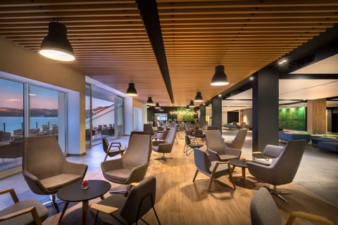 2 bars/lounges, poolside bar, beach bar