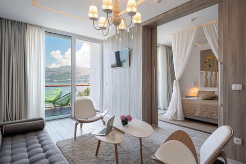 Junior Suite, Balcony, Sea View | Living area | TV