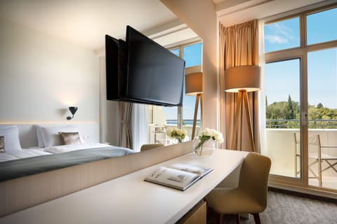 Double room with side sea view and balcony | Minibar, in-room safe, desk, blackout drapes