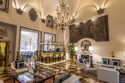 Lobby lounge