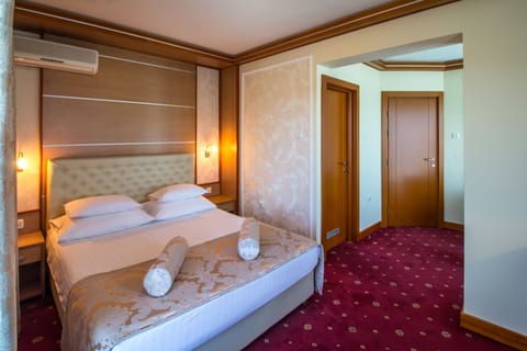 Deluxe Suite, Garden View | 1 bedroom, Egyptian cotton sheets, minibar, in-room safe