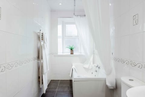 Queen Mary Suite | Bathroom | Bathtub, free toiletries, hair dryer, towels