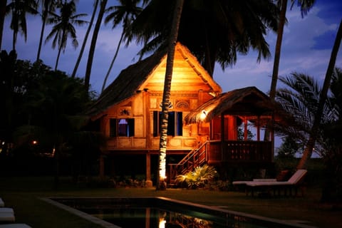 Villa (Laguna) | Front of property - evening/night