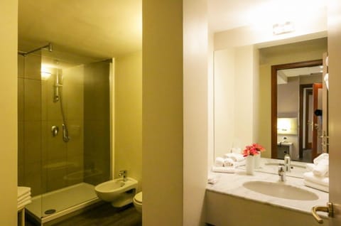 Deluxe Double Room | Hypo-allergenic bedding, in-room safe, desk, soundproofing