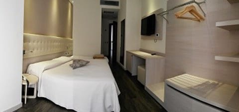 Deluxe Double Room | Hypo-allergenic bedding, in-room safe, desk, soundproofing