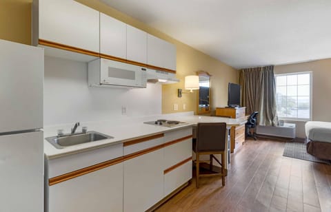 Full-size fridge, microwave, stovetop, coffee/tea maker