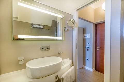 Shower, rainfall showerhead, free toiletries, hair dryer