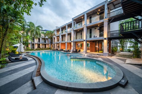 Outdoor pool, pool umbrellas, sun loungers