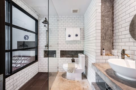 Superior Double Room with Balcony | Bathroom | Shower, rainfall showerhead, free toiletries, hair dryer