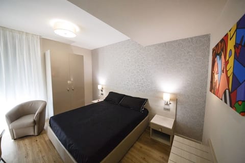 Double Room, 1 Queen Bed, Accessible, Non Smoking | Minibar, desk, free cribs/infant beds, free WiFi