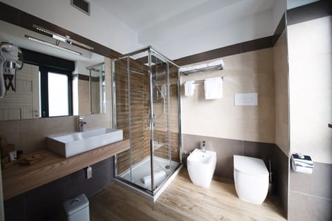 Double Room, 1 Queen Bed, Accessible, Non Smoking | Bathroom | Shower, free toiletries, hair dryer, bidet