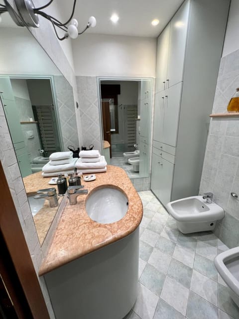 Shower, rainfall showerhead, free toiletries, hair dryer