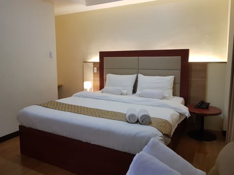 Family Room | Desk, blackout drapes, WiFi (free), bed sheets