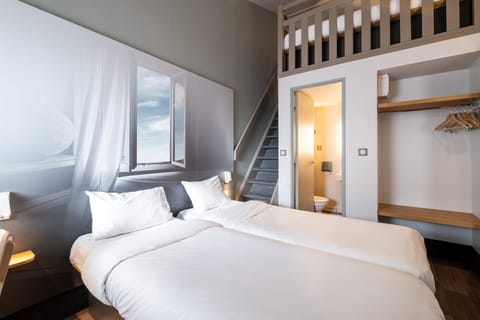 Quadruple Room, Non Smoking | Desk, soundproofing, WiFi (free), bed sheets