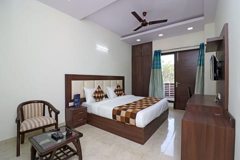 Deluxe Double Room, Balcony | Room service - dining