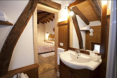 Double Room | Bathroom sink