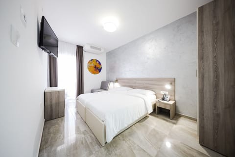 Deluxe Double or Twin Room, Sea View | Pillowtop beds, in-room safe, desk, laptop workspace