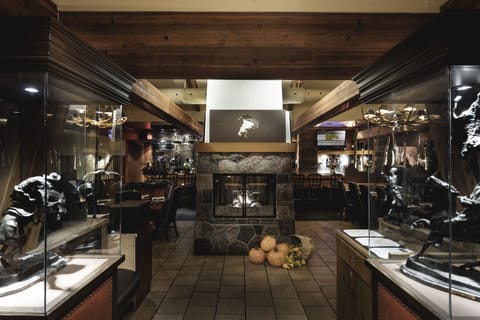 2 restaurants, breakfast served