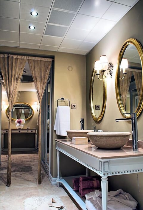 Business Suite | Bathroom | Shower, free toiletries, hair dryer, slippers