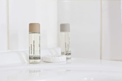 Combined shower/tub, hair dryer, towels