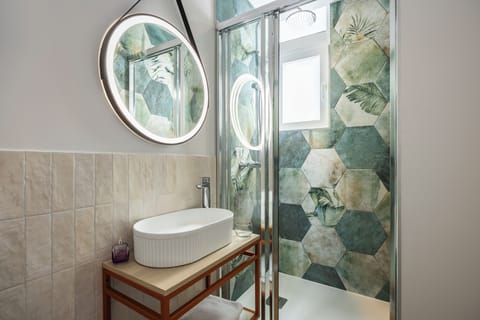 Superior Room, 1 Double Bed | Bathroom | Combined shower/tub, hair dryer, towels