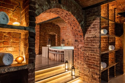 Couples treatment rooms, sauna, hot tub, steam room, body treatments