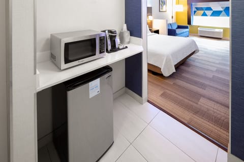 Studio Suite, 1 King Bed, Accessible Bathtub (Communications, Mobility) | Premium bedding, in-room safe, desk, laptop workspace