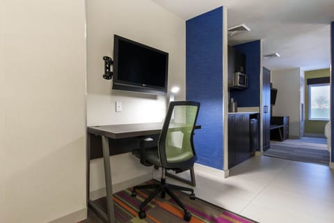 Premium bedding, in-room safe, desk, laptop workspace